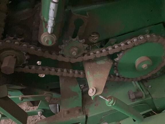 Image of John Deere 569 MegaWide Plus equipment image 4