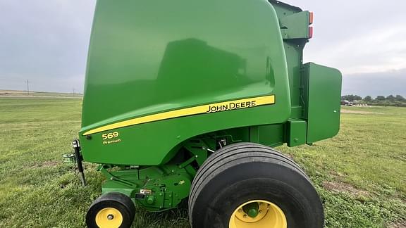 Image of John Deere 569 Premium equipment image 1