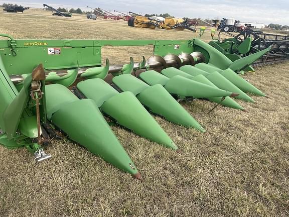 Image of John Deere 608C equipment image 2