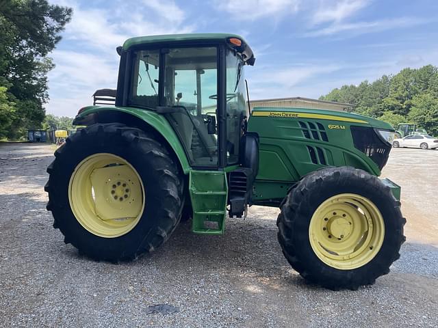 Image of John Deere 6125M equipment image 2