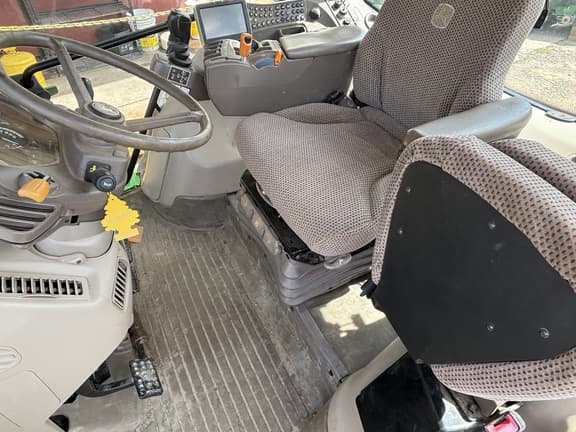 Image of John Deere 6190R equipment image 4