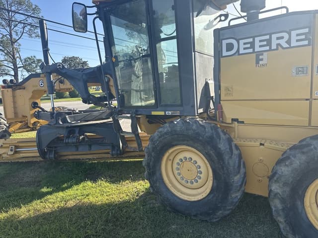 Image of John Deere 670G equipment image 1