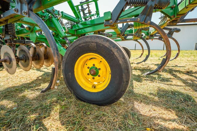 Image of John Deere 714 equipment image 1