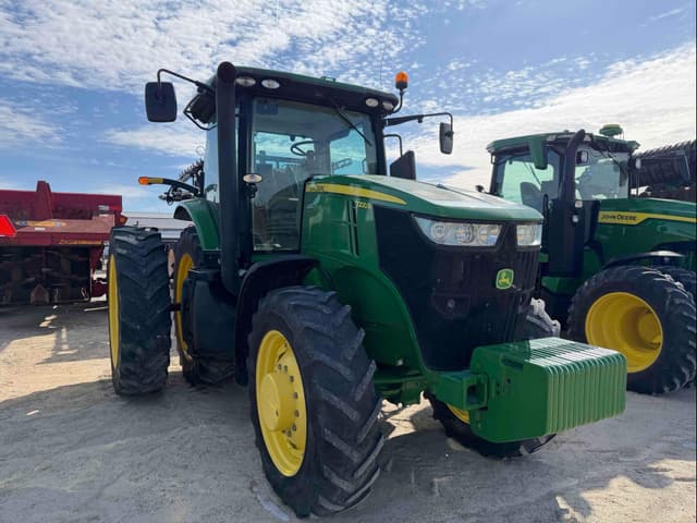 Image of John Deere 7200R equipment image 2