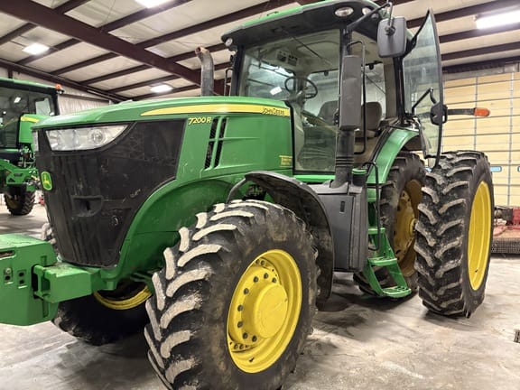 2013 John Deere 7200R Equipment Image0