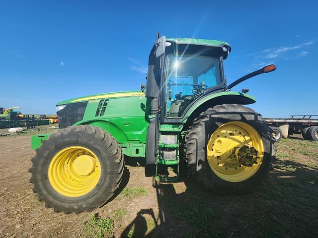 Image of John Deere 7200R equipment image 1