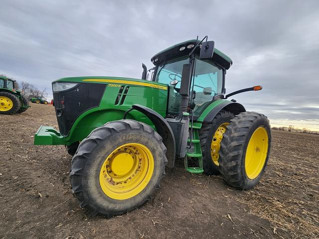 Image of John Deere 7200R equipment image 4