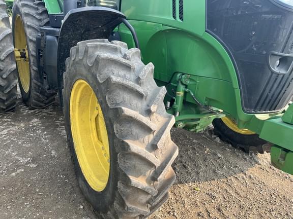 Image of John Deere 7200R equipment image 3