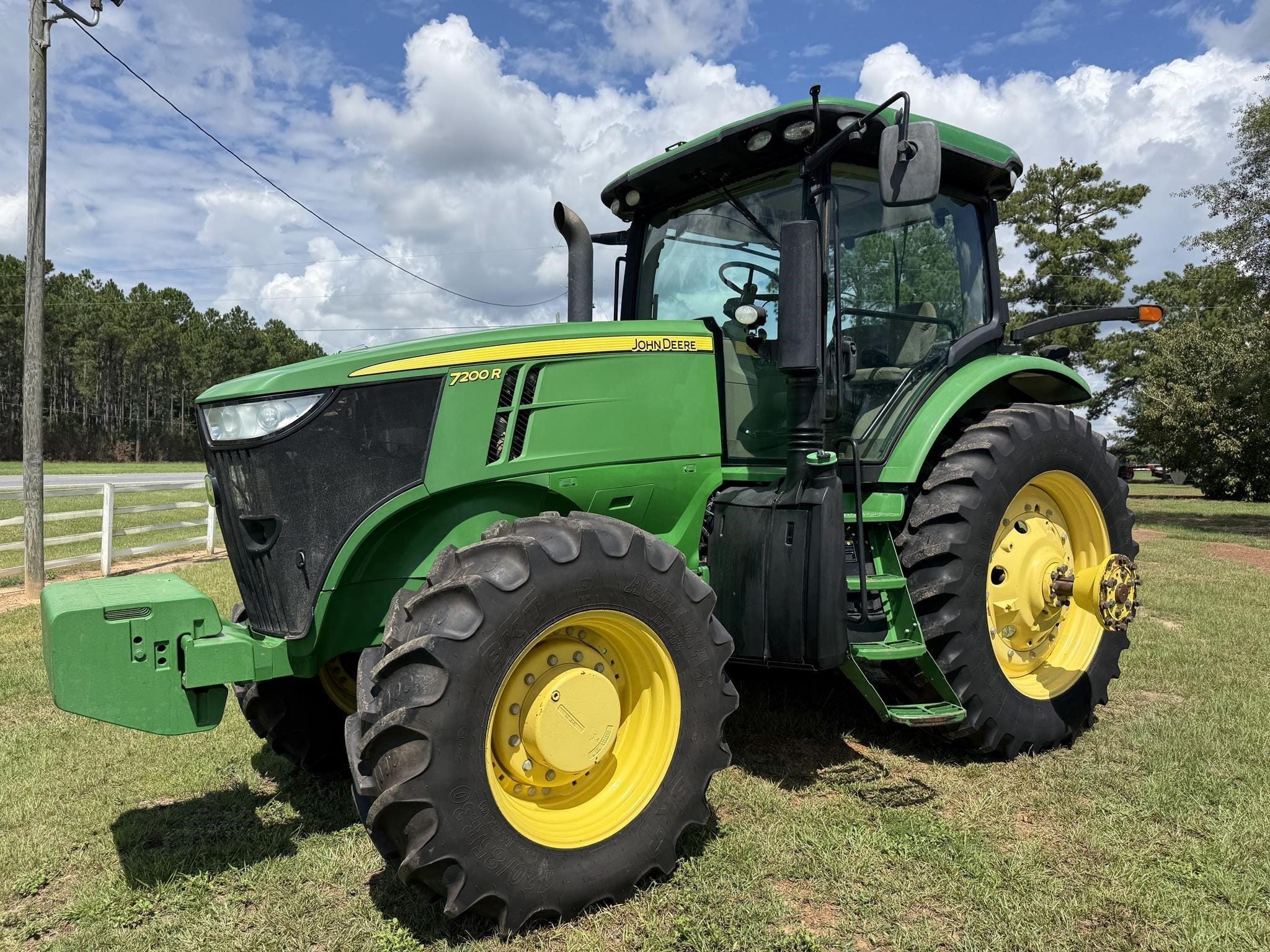 2013 John Deere 7200R Equipment Image0