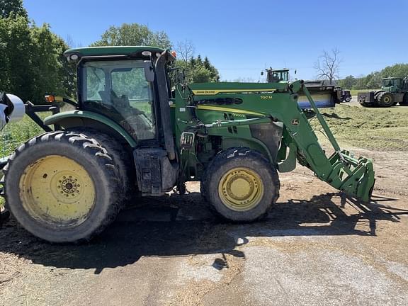 Image of John Deere 7200R equipment image 1