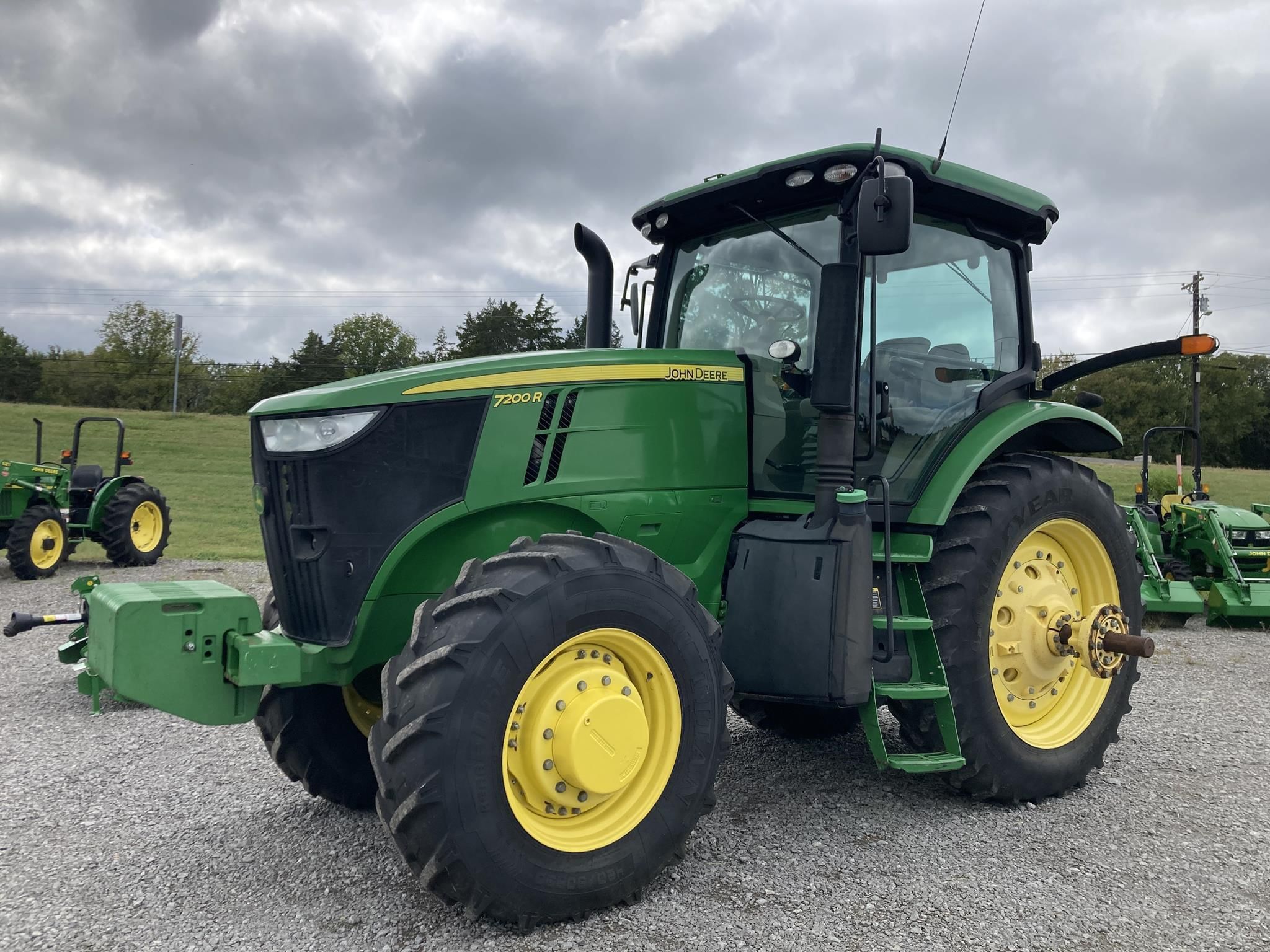 2013 John Deere 7200R Equipment Image0