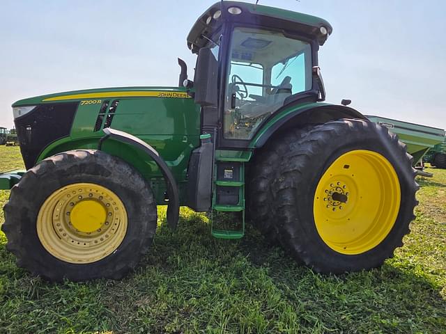 Image of John Deere 7200R equipment image 3