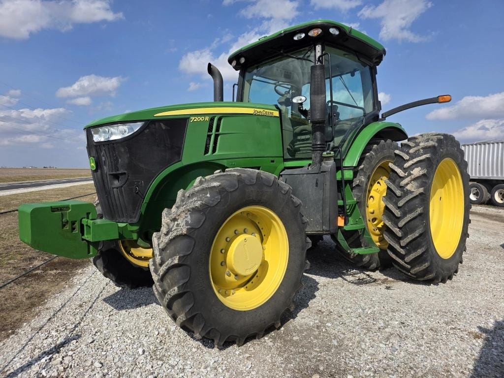 2013 John Deere 7200R Equipment Image0