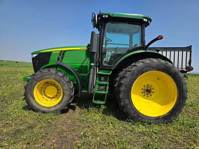 Image of John Deere 7200R equipment image 1
