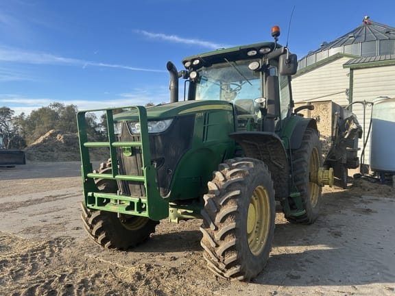 2013 John Deere 7215R Equipment Image0