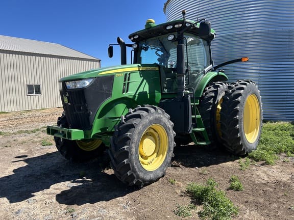 2013 John Deere 7215R Equipment Image0