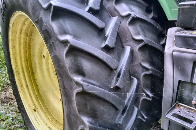 Image of John Deere 7215R equipment image 4