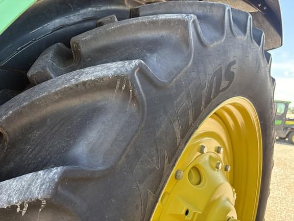 Image of John Deere 7230R equipment image 4