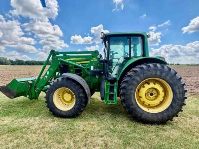 Image of John Deere 7330 equipment image 1