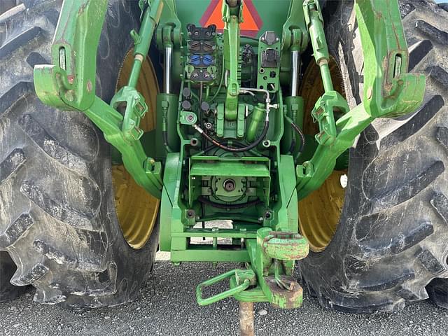 Image of John Deere 8235R equipment image 4