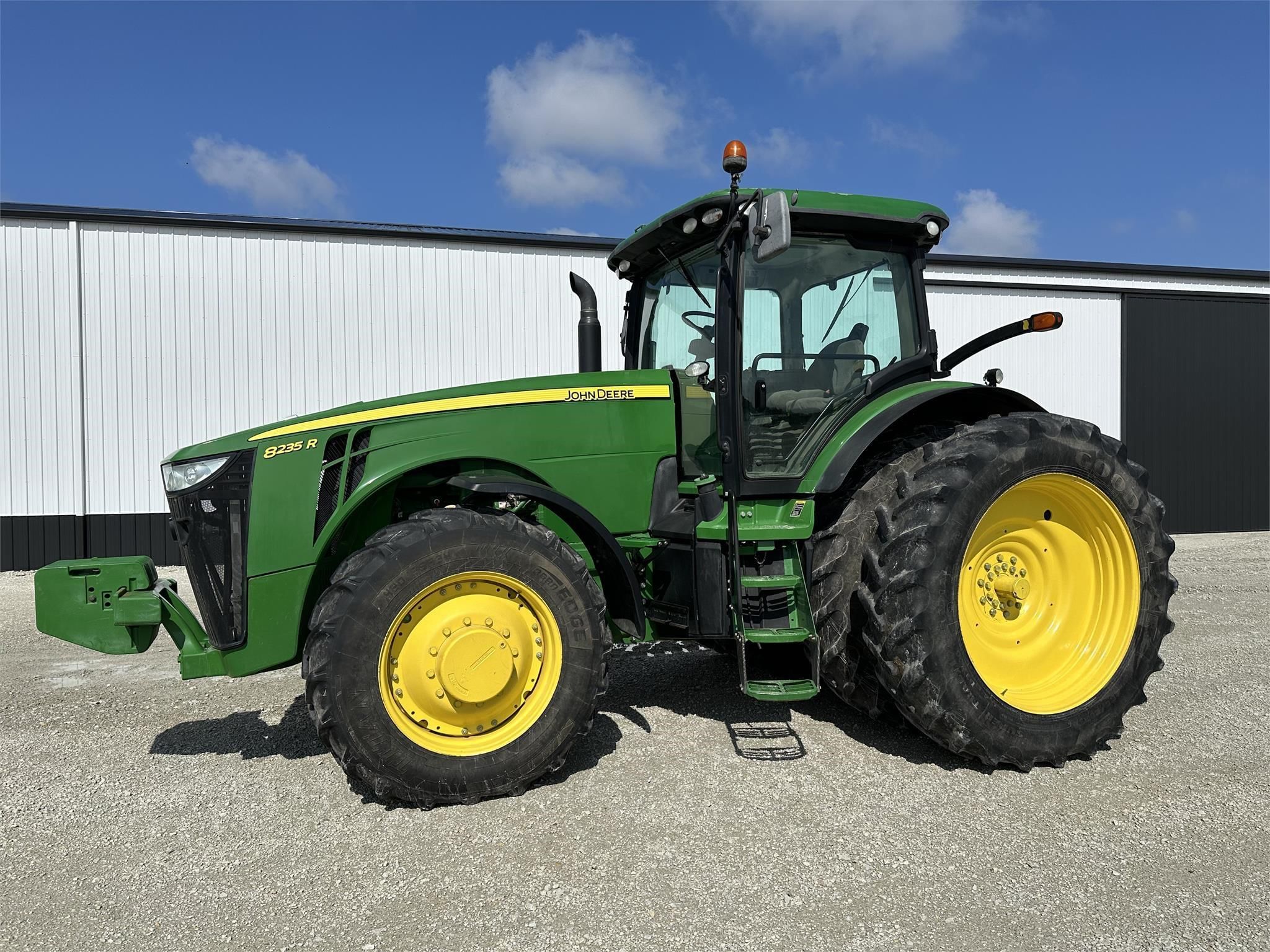Main image John Deere 8235R