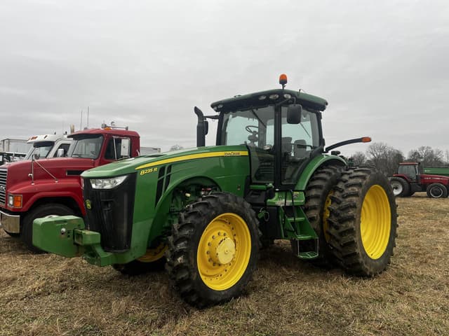Image of John Deere 8235R equipment image 1