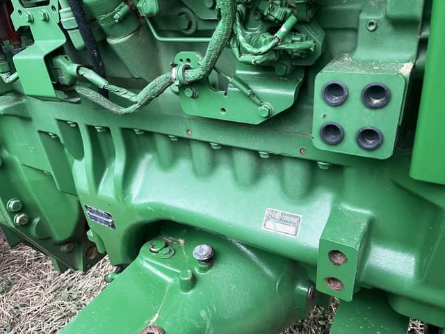 Image of John Deere 8235R equipment image 3