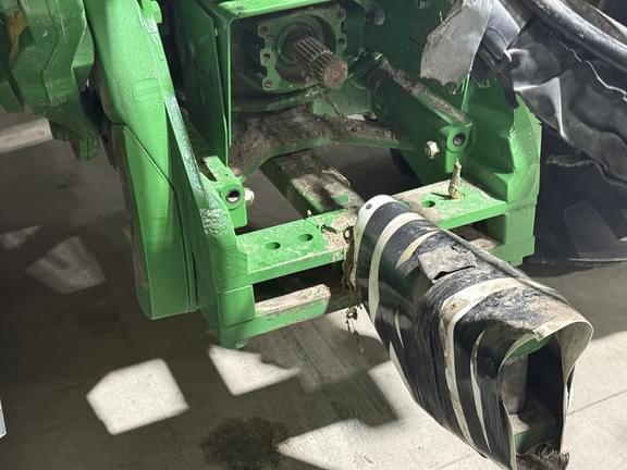 Image of John Deere 8235R equipment image 2