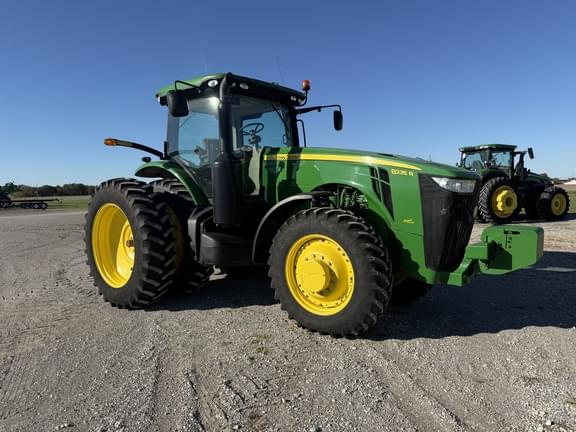 Image of John Deere 8235R equipment image 4