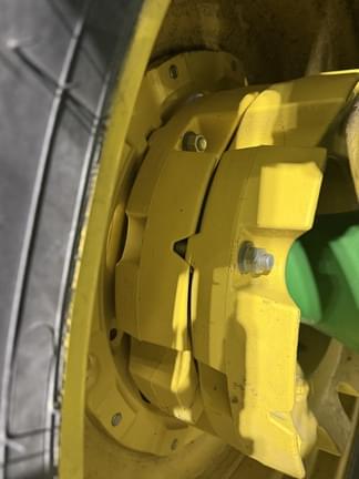 Image of John Deere 8235R equipment image 4