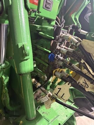 Image of John Deere 8235R equipment image 3