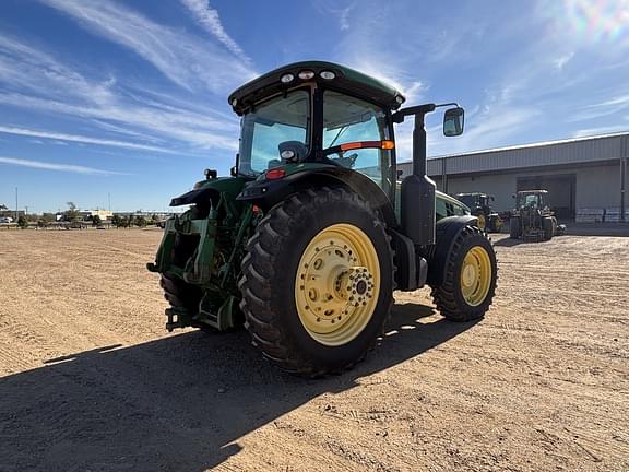 Image of John Deere 8235R equipment image 4