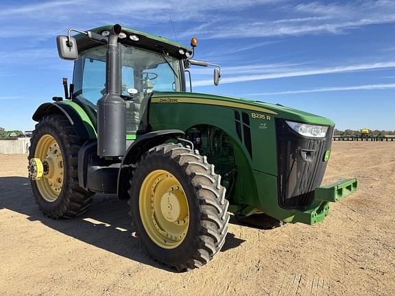 Image of John Deere 8235R equipment image 2