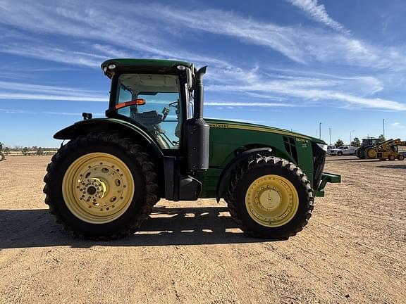 Image of John Deere 8235R equipment image 3