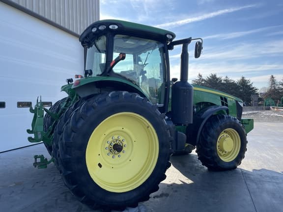 Image of John Deere 8235R equipment image 2