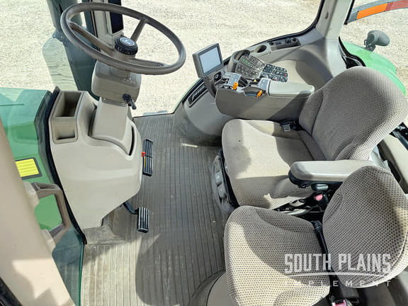 Image of John Deere 8235R equipment image 4