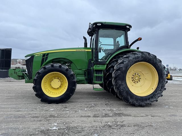 Image of John Deere 8235R equipment image 3