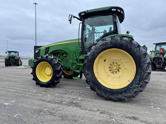 Image of John Deere 8235R equipment image 4