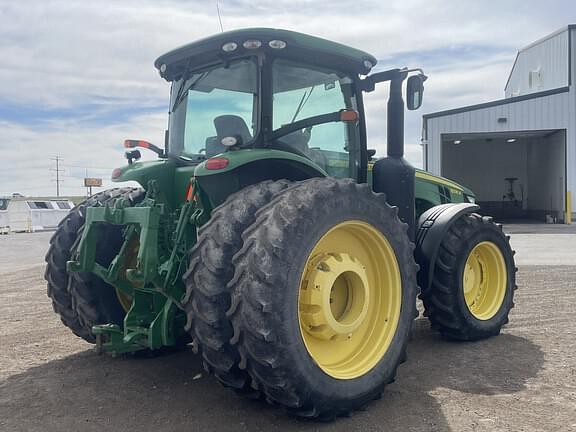 Image of John Deere 8235R equipment image 4