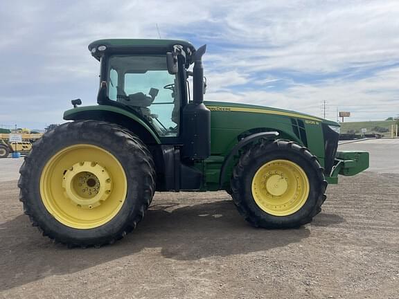 Image of John Deere 8235R equipment image 3