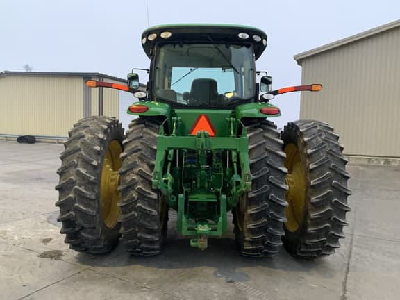 Image of John Deere 8235R equipment image 3