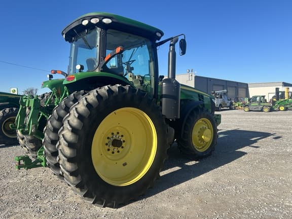 Image of John Deere 8235R equipment image 4