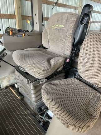 Image of John Deere 8235R equipment image 2