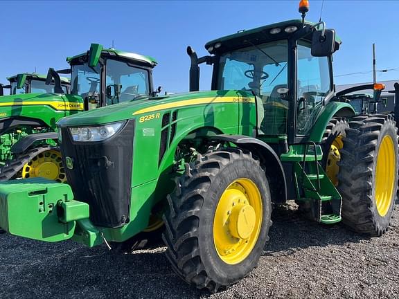 Image of John Deere 8235R equipment image 4