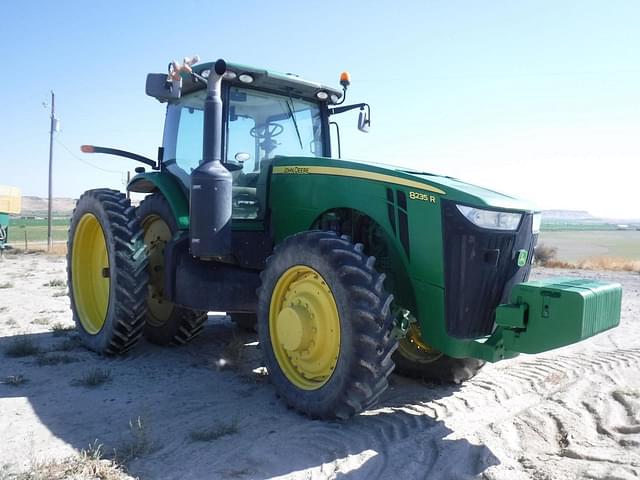 Image of John Deere 8235R equipment image 2