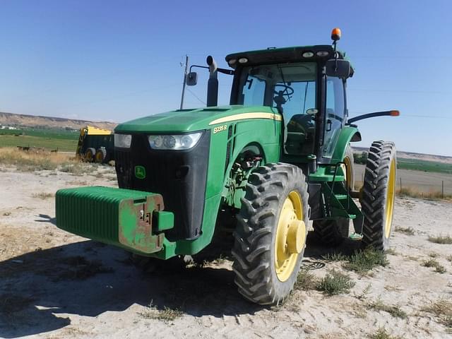 Image of John Deere 8235R equipment image 3