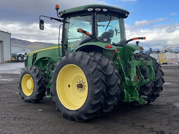 Image of John Deere 8235R equipment image 2