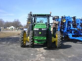 Image of John Deere 8235R equipment image 3