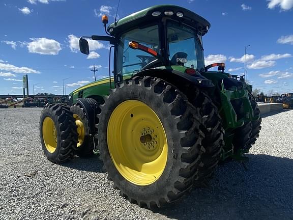 Image of John Deere 8235R equipment image 2