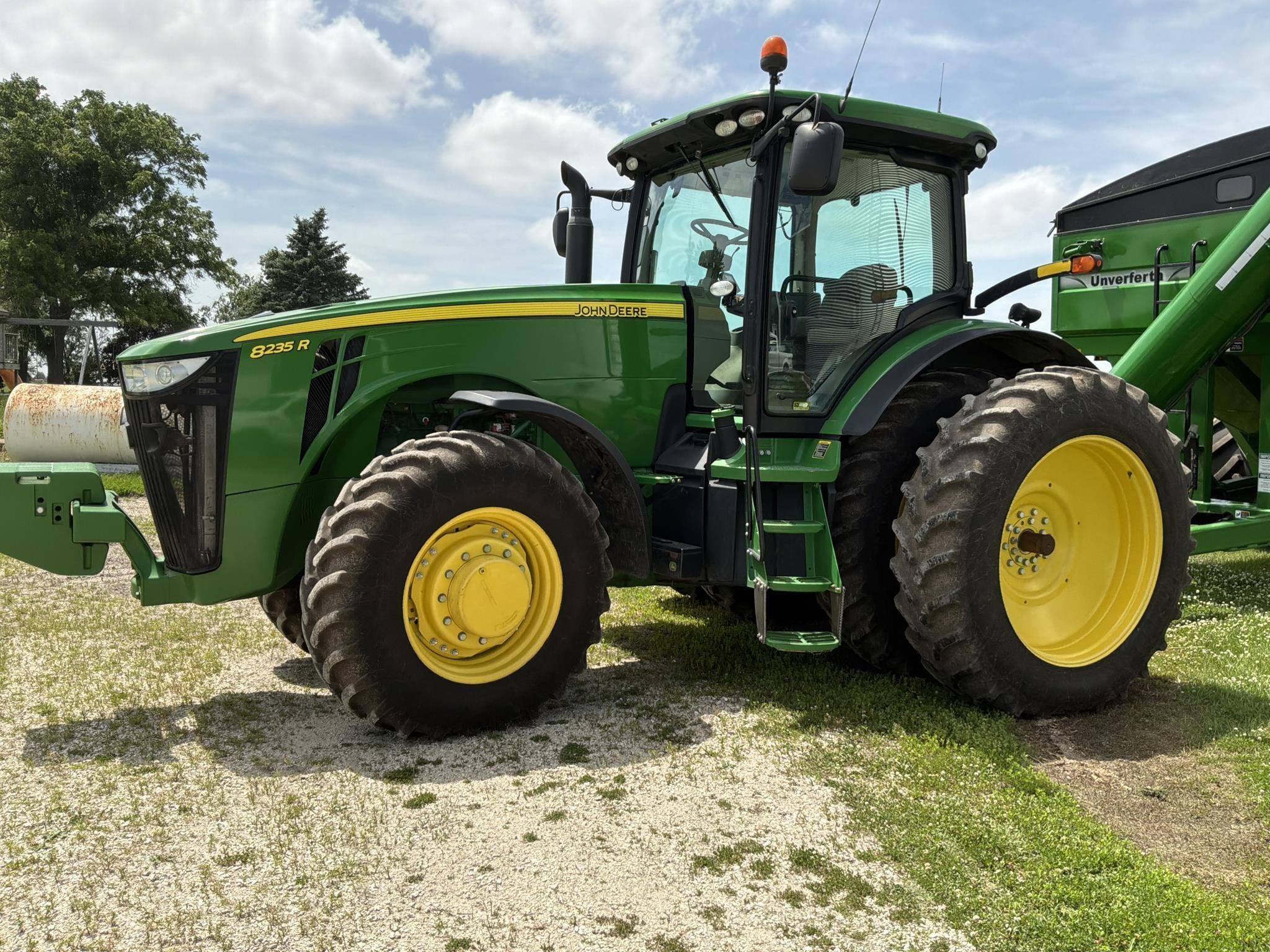2013 John Deere 8235R Equipment Image0